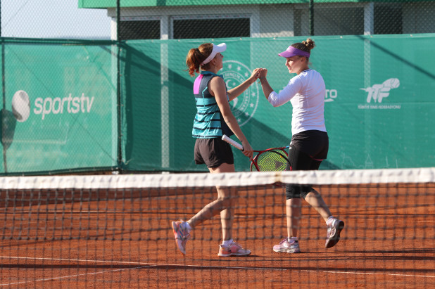 W60 Edge Istanbul’da Berfu Cengiz/Anastasia Tikhonova Yarı Finalde